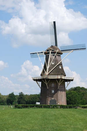 in vilsteren staat een molen die nog steeds in gebruik is